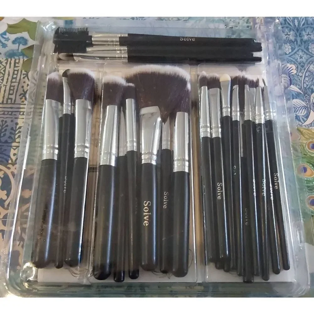 NEW~32 PC. PROFESSIONAL Makeup Brush Set~Wooden Handles~Soft Brushes
